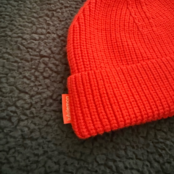 lululemon close-fit wool blend ribbed knit beanie - Picture 2 of 3